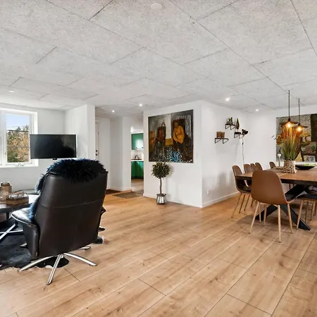 別荘 Modern House With Space For Relaxation